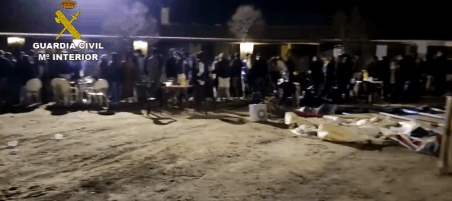 Irrumpe Guardia Civil en “macrofiesta” de 400 estudiantes en Madrid