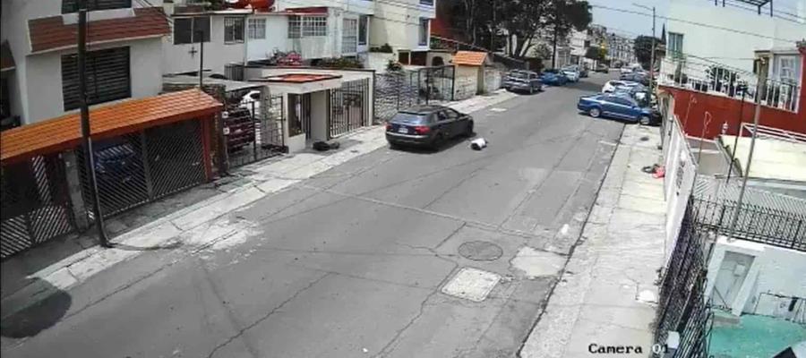 Captan en video a hombre lanzando desde su auto a una mujer