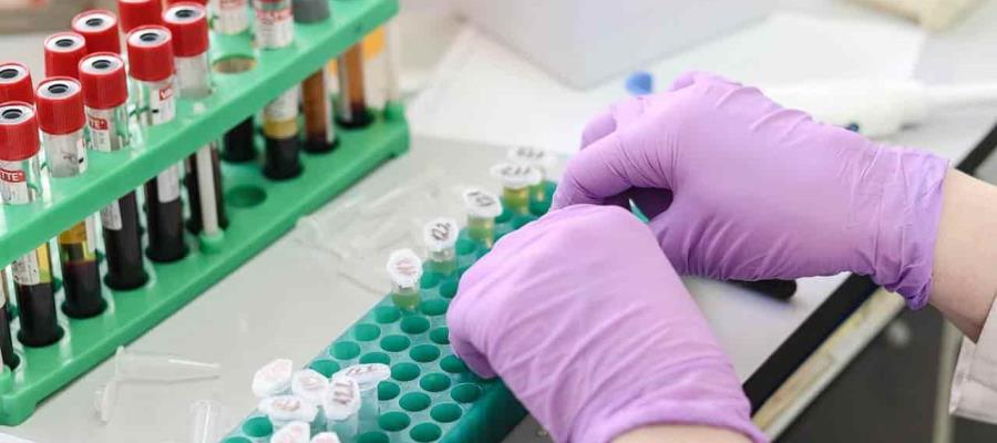 Arrestan a empleados de farmacéutica por revender pruebas COVID-19 en Indonesia