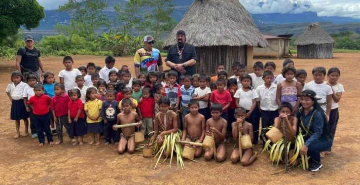 Nicolás Maduro recibe a Steven Seagal en Venezuela y el actor le obsequia una espada samurái Nicolás Maduro recibe a Steven Seagal en Venezuela y el actor le obsequia una espada samurái