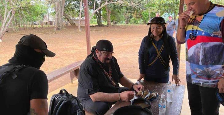 Nicolás Maduro recibe a Steven Seagal en Venezuela y el actor le obsequia una espada samurái Nicolás Maduro recibe a Steven Seagal en Venezuela y el actor le obsequia una espada samurái