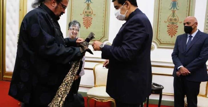 Nicolás Maduro recibe a Steven Seagal en Venezuela y el actor le obsequia una espada samurái Nicolás Maduro recibe a Steven Seagal en Venezuela y el actor le obsequia una espada samurái