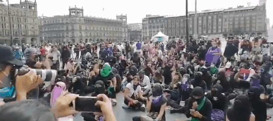 Colectivos feministas y madres de desaparecidos marchan en la CDMX Colectivos feministas y madres de desaparecidos marchan en la CDMX