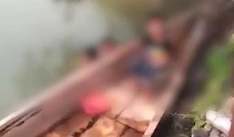 Exhiben a sujeto que se bañaba desnudo con una niña de 7 años en un río, en Huimanguillo