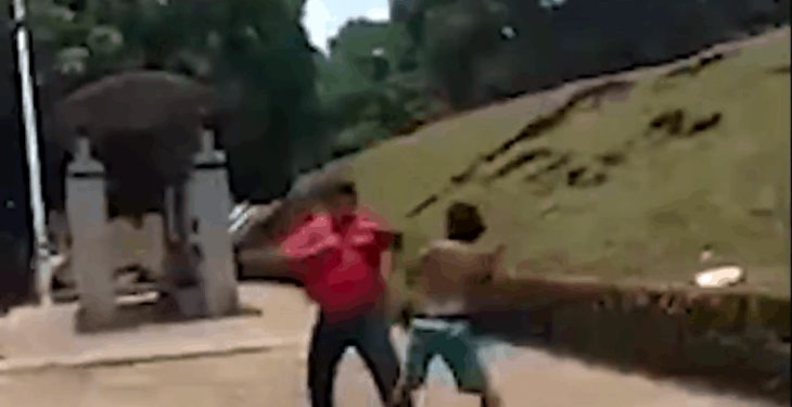 Otra de transportistas públicos… ahora captan en video pelea entre auxiliar de combi y un checador de ruta en el Tomás Garrido