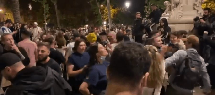 España celebra el fin del estado de alarma decretado el año pasado por la pandemia; se van de fiesta