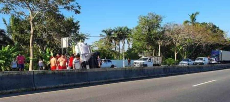 Vuelca auto compacto sobre la Vhsa–Frontera; no hubo heridos