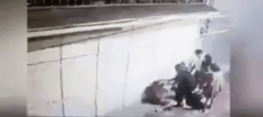 Graban a sujeto dando golpiza a una mujer en Toluca, Edomex