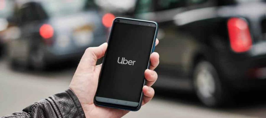 Celebra Biden que a Uber y Lyft ofrezcan viajes gratis a quienes acudan a vacunarse