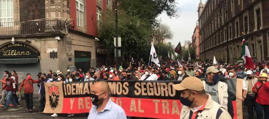 Marchan integrantes del Sindicato Mexicano de Electricistas en la CDMX