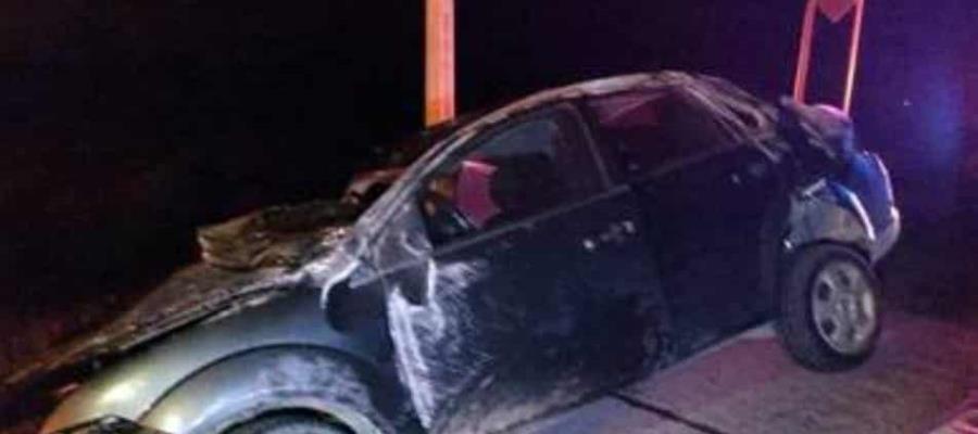 Muere copiloto de automóvil tras accidente en la Cárdenas-Coatzacoalcos; sus amigos lo habrían abandonado 