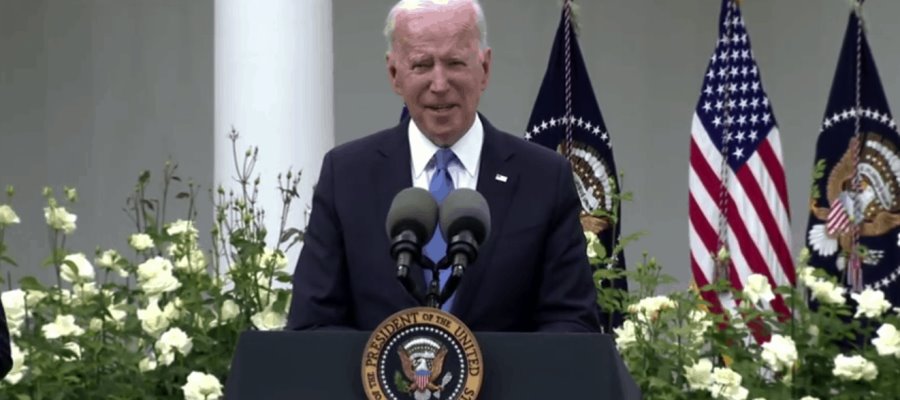 Anuncia Biden que los CDC ya no recomiendan a los vacunados usar mascarillas