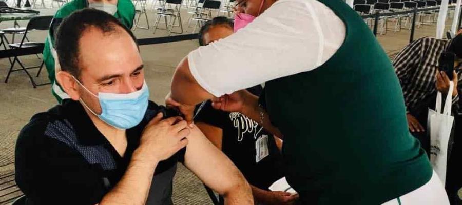 Se vacuna titular de Hacienda, contra el COVID-19