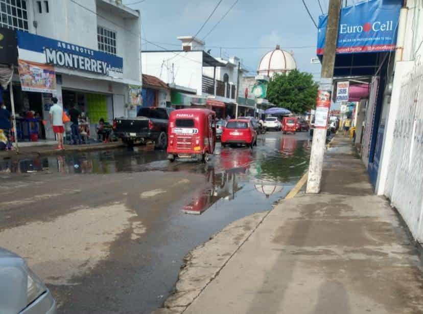 Reportan calles encharcadas con aguas residuales en Villa Parrilla 