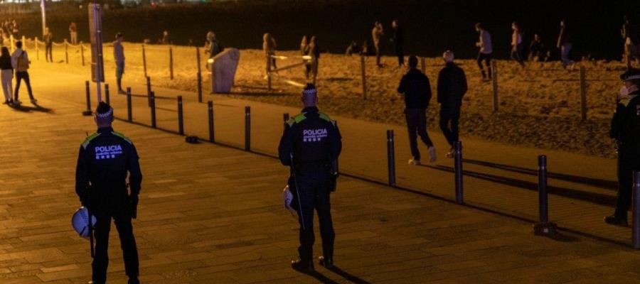 Desalojan a más de 7 mil personas de playas y plazas en España… por no cumplir medidas sanitarias Desalojan a más de 7 mil personas de playas y plazas en España… por no cumplir medidas sanitarias