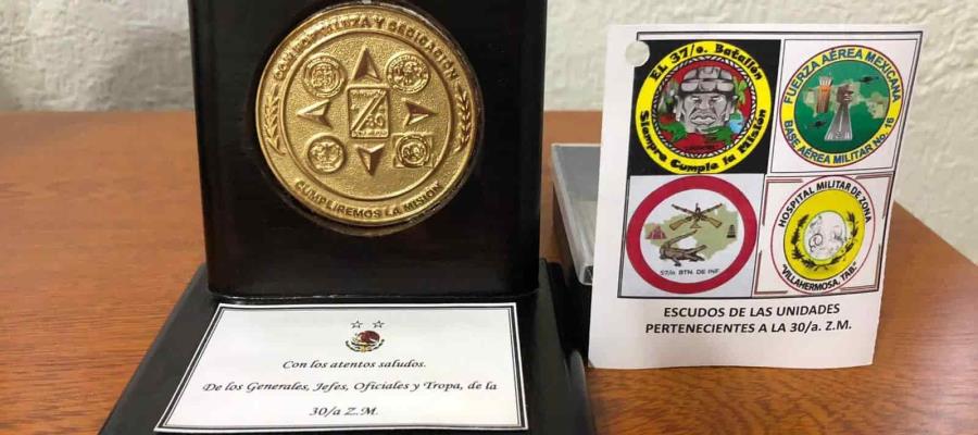 Mónica Fernández Balboa recibe de la SEDENA Moneda al desafío por apoyo a Tabasqueños durante inundaciones