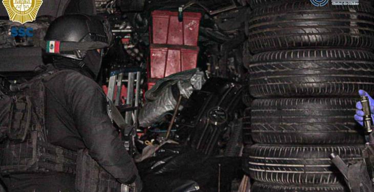 En Iztapalapa y Tláhuac aseguran tres toneladas de autopartes y más de 50 placas de circulación robadas En Iztapalapa y Tláhuac aseguran tres toneladas de autopartes y más de 50 placas de circulación robadas