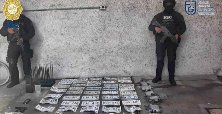 En Iztapalapa y Tláhuac aseguran tres toneladas de autopartes y más de 50 placas de circulación robadas En Iztapalapa y Tláhuac aseguran tres toneladas de autopartes y más de 50 placas de circulación robadas