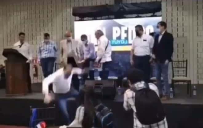 Cae Marko Cortés durante evento del PAN en Nuevo León
