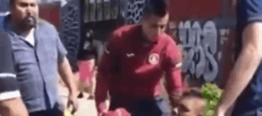 Video: Futbolistas de Cruz Azul atienden a joven atropellado