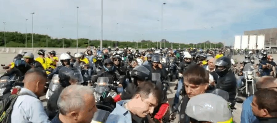 Bolsonaro realiza caravana de motos, pese a multa por violar protocolos sanitarios Bolsonaro realiza caravana de motos, pese a multa por violar protocolos sanitarios