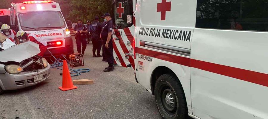 Choque en la Nacajuca-Villahermosa deja un conductor prensado