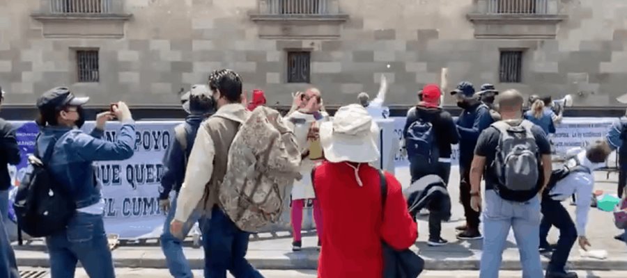 Expolicías federales lanzan huevos a la fachada de Palacio Nacional