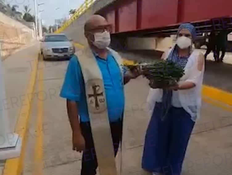 Bendice el padre Roberto Valencia las obras del distribuidor vial de Universidad y nombra a uno de los puentes como “El Pentecostés”