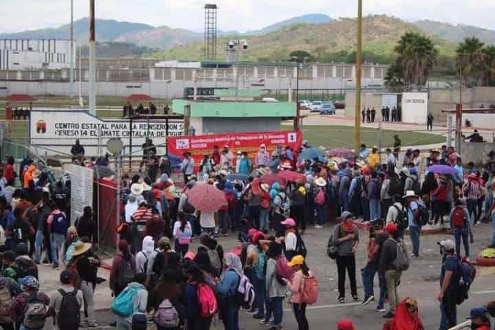 Familiares de los 43 normalistas de Ayotzinapa, exigen a Segob liberación de estudiantes de Mactumatzá