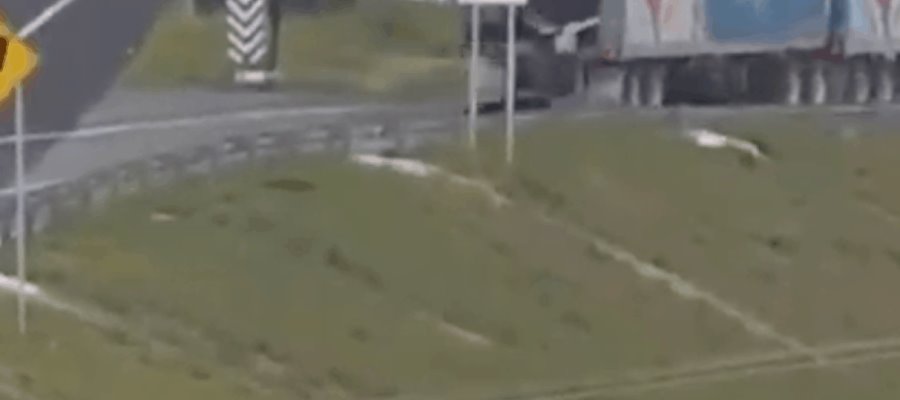 Mueren normalistas en Tlaxcala tras arrojarse de un trailer en movimiento... que pretendían saquear