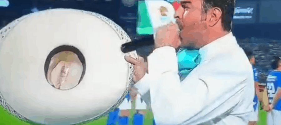 Pablo Montero se equivoca al interpretar el himno previo a la final… y se convierte en tendencia Pablo Montero se equivoca al interpretar el himno previo a la final… y se convierte en tendencia