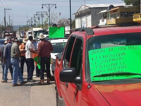 Con protesta, volqueteros de Los Ríos piden ser tomados en cuenta en obras del Tren Maya