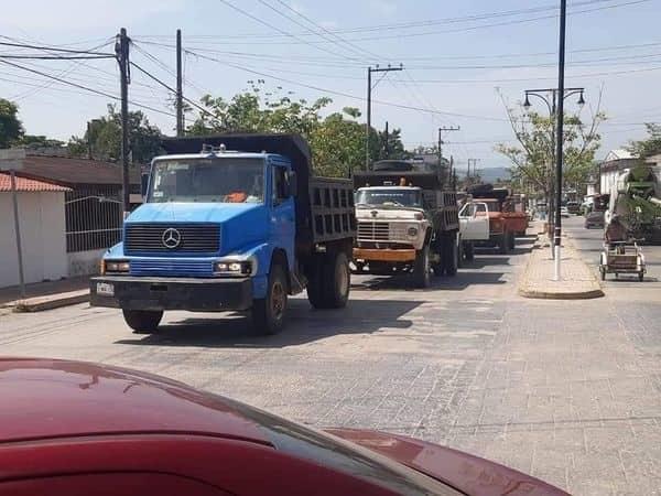 Con protesta, volqueteros de Los Ríos piden ser tomados en cuenta en obras del Tren Maya