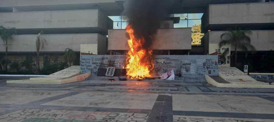 Normalistas de Mactumactzá vuelven a vandalizar el Palacio de Gobierno de Chiapas y bloquean carreteras