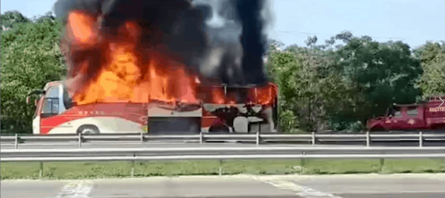 Se incendia autobús sobre la Villahermosa-Cárdenas; no hubieron lesionados Se incendia autobús sobre la Villahermosa-Cárdenas; no hubieron lesionados
