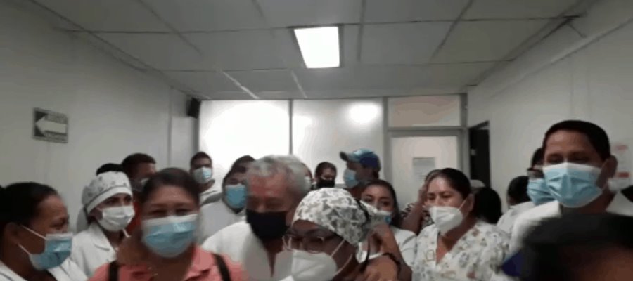 Exigen trabajadores del ISSET retribución de un día festivo… descontado
