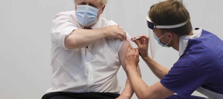 Boris Johnson completa esquema de vacunación