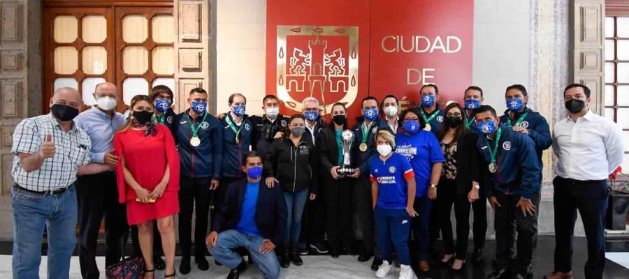 Cruz Azul entrega medalla de campeones a Claudia Sheinbaum