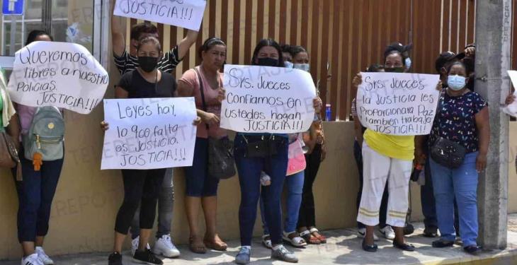 Liberan a policías municipales de Paraíso acusados de presuntamente custodiar camioneta con despensas