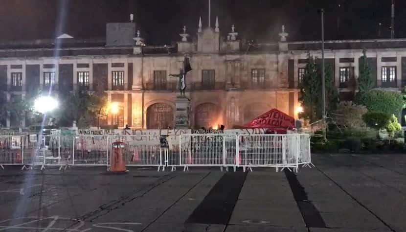 Queman fachada del Congreso de Edomex; acusan a feministas 