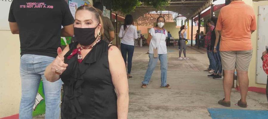 Emite su sufragio Gilda Díaz, alcaldesa interina de Centro