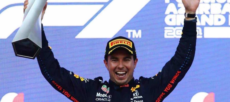 “Checo” Pérez presume nuevo trofeo junto a su familia