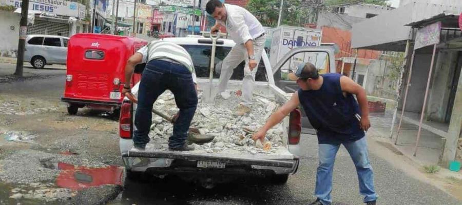 Rehabilitan transportistas baches de Tierra Colorada