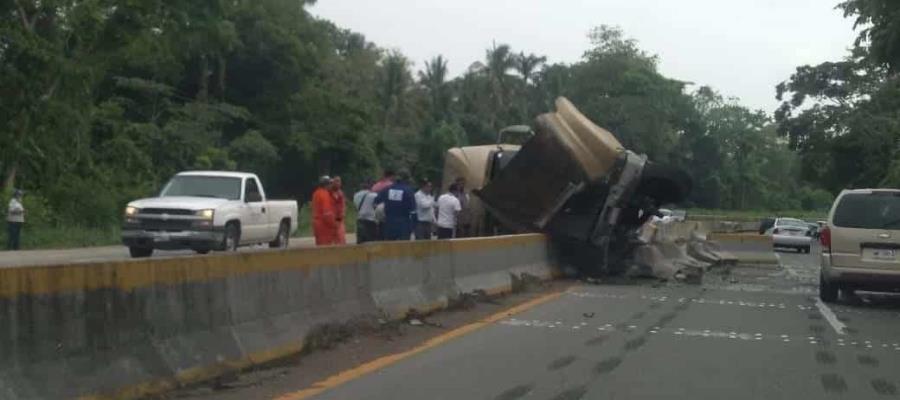 Vuelca góndola en la Paraíso-Comalcalco; no hubo personas lesionadas