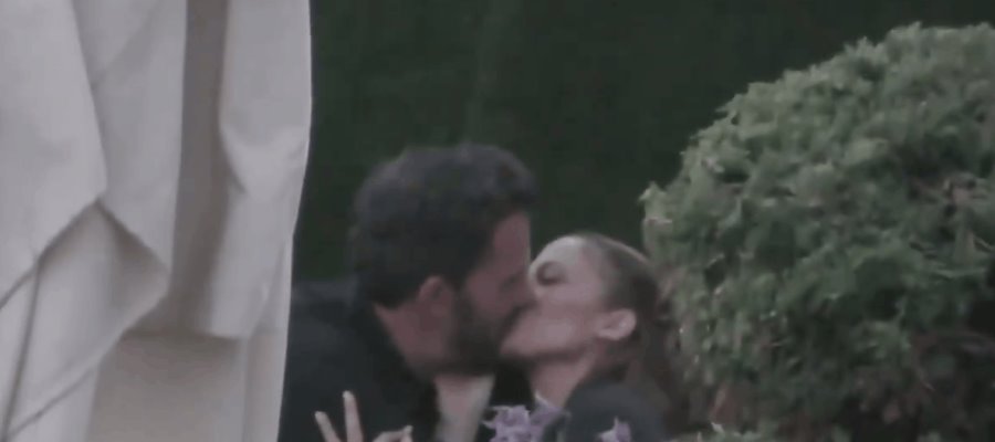 Captan a JLO con Ben Affleck en su primer beso público tras 17 años Captan a JLO con Ben Affleck en su primer beso público tras 17 años