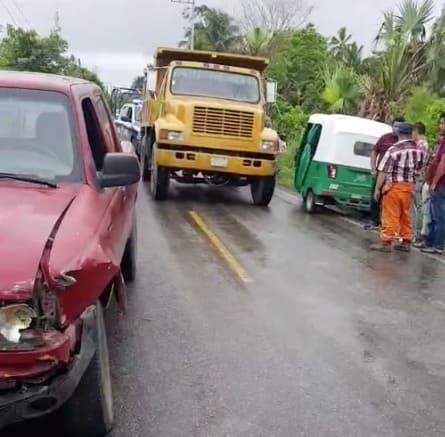 Choca camioneta a pochimóvil en Paraíso; atropella a menor al intentar huir