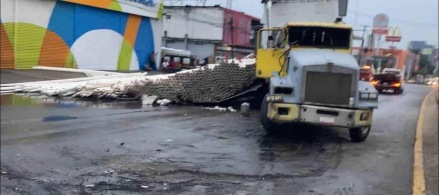 Volcadura de tráiler bloquea carril de Ruiz Cortines por 10 horas