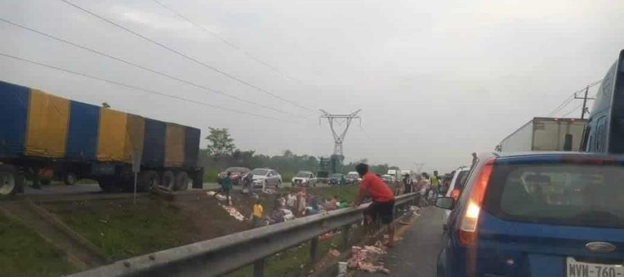 Saquean trailer volcado cargado con yogurt en la Villahermosa-Cardenas Saquean trailer volcado cargado con yogurt en la Villahermosa-Cardenas