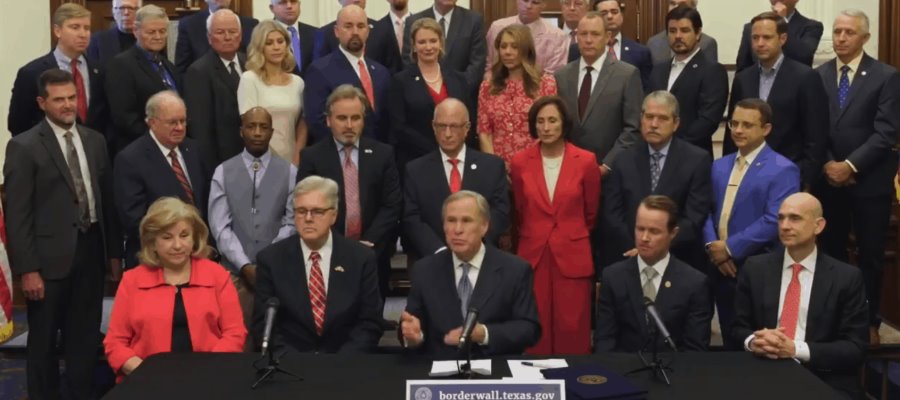 Gobernador de Texas firma ley que permite que personas de 21 años y más puedan portar un arma sin contar con un permiso Gobernador de Texas firma ley que permite que personas de 21 años y más puedan portar un arma sin contar con un permiso