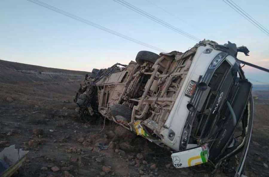 Mueren 27 trabajadores mineros tras caída de un autobús a precipicio en Perú